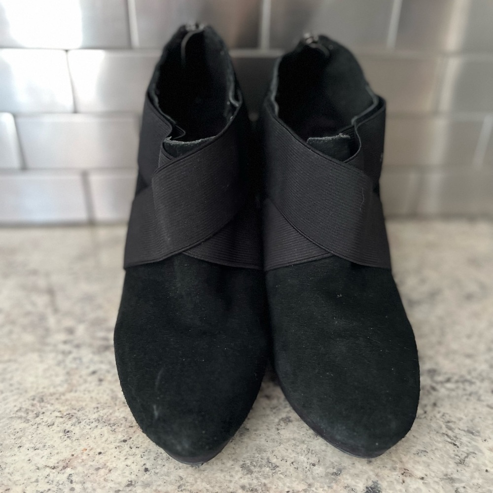 High heel ankle boots zip back
